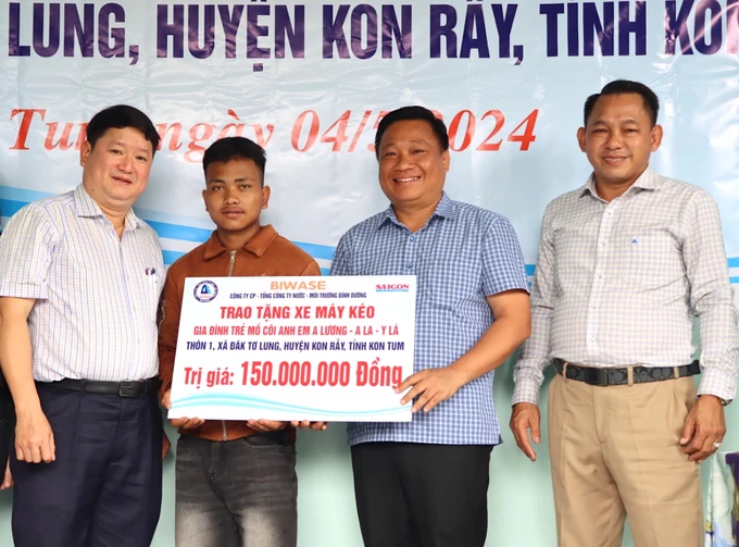 Tặng xe máy kéo cho 3 anh em mồ côi