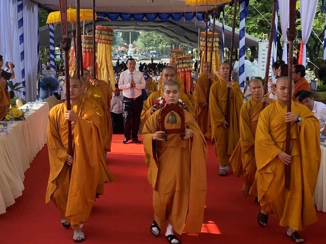 Hàng ngàn du khách thập phương về dự Đại lễ Vu Lan tại Hoa viên Bình Dương