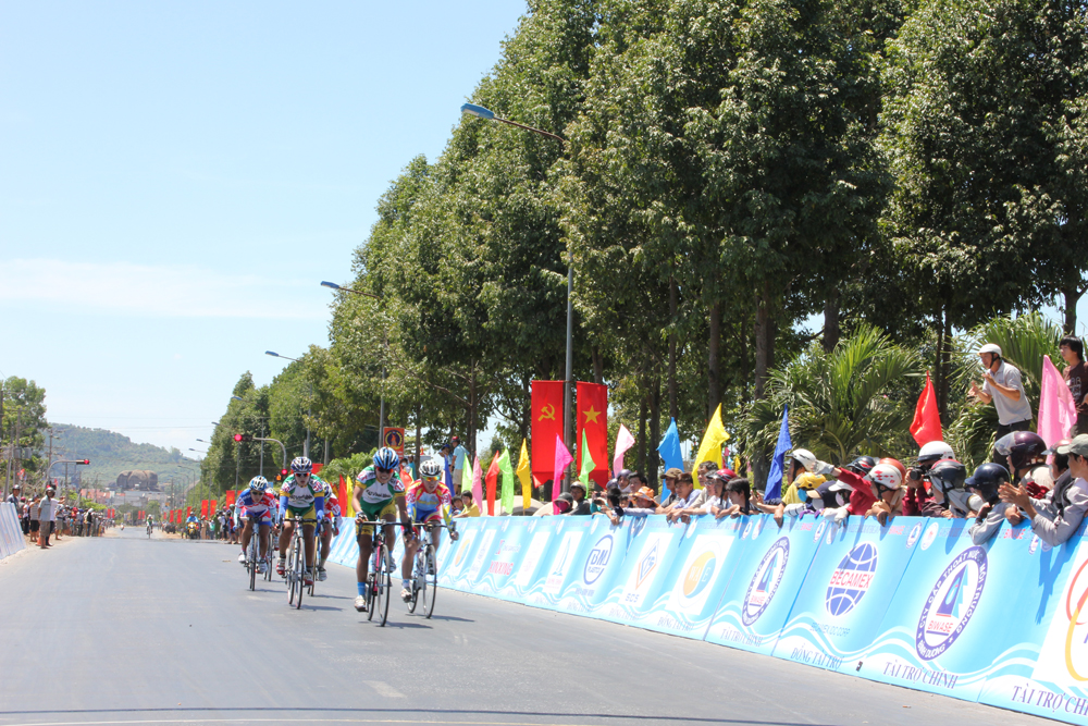 Chặng 1: Bình Dương - Định Quán. Giải xe đạp nữ quốc tế Bình Dương mở rộng tranh cúp BIWASE lần III - 2013