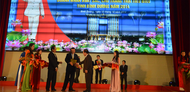 Tuyên dương doanh nghiệp, cá nhân tiêu biểu tại ngày doanh nhân Việt Nam 13-10