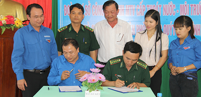 Xuân với bà con và chiến sĩ biên phòng Đắc Quýt