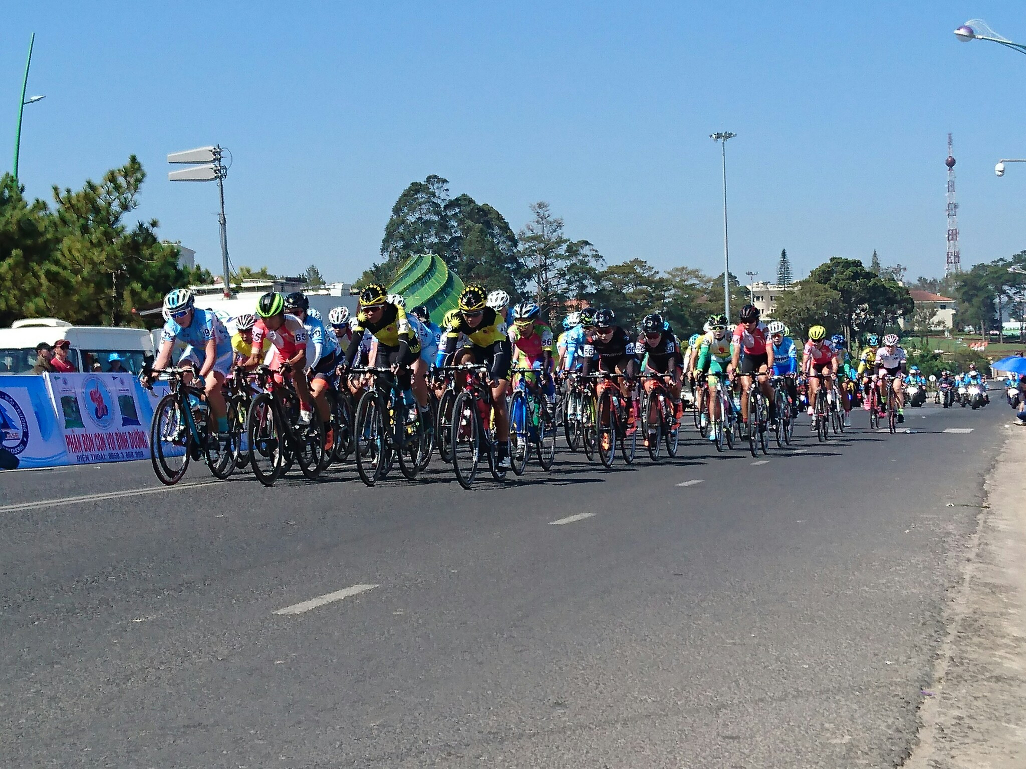 Giải xe đạp nữ quốc tế Bình Dương mở rộng lần thứ VII - Năm 2017: Một số hình ảnh trên đường đua Chặng 4 - Chạy 10 vòng quanh bờ Hồ Xuân Hương (TP.Đà Lạt) dài 50 km