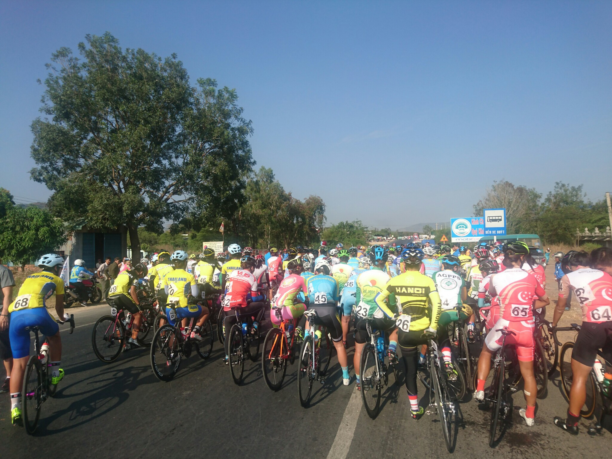 Giải xe đạp nữ quốc tế Bình Dương mở rộng lần thứ VII - Năm 2017: Hình ảnh xuất phát chặng 8: TP.Phan Thiết đi TP.Vũng Tàu dài 120 km .