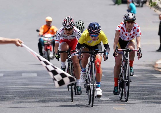 Chiến thuật đổi áo vàng tài tình của HLV đội An Giang