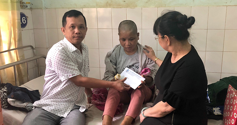 Thăm và tặng quà cho cháu Y Nhiêu