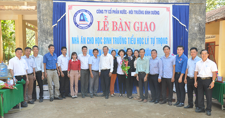 Công ty Cổ phần Nước-Môi trường Bình Dương: Tặng nhà ăn cho học sinh trường Tiểu học Lý Tự Trọng - Bình Phước