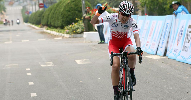 Tay đua Kashiki Shoko (Japan) xé áo vàng Jutatip và đoạt luôn áo chấm đỏ