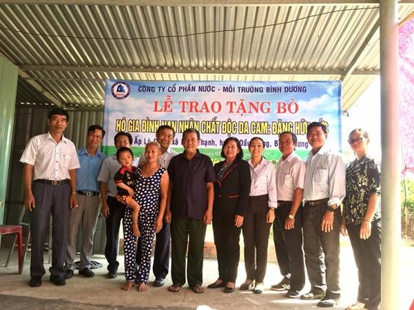 Biwase tặng bò cho người nghèo nông thôn