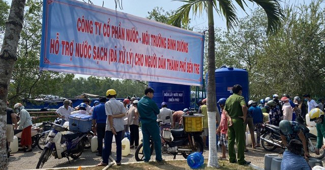 Tàu vận tải nước ngọt từ Bình Dương đã đến Bến Tre giải mặn kịp thời