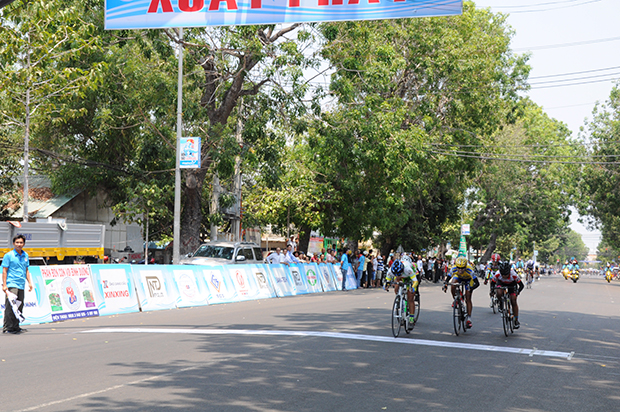 Về thứ 2 và 3 là Lâm Thị Kim Ngân (nón xanh) và Chenpeng Nontashin (nón vàng).